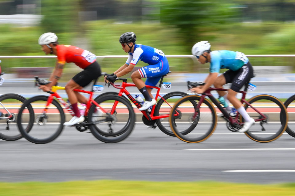 新华社发, 比赛中冲刺, SMIad