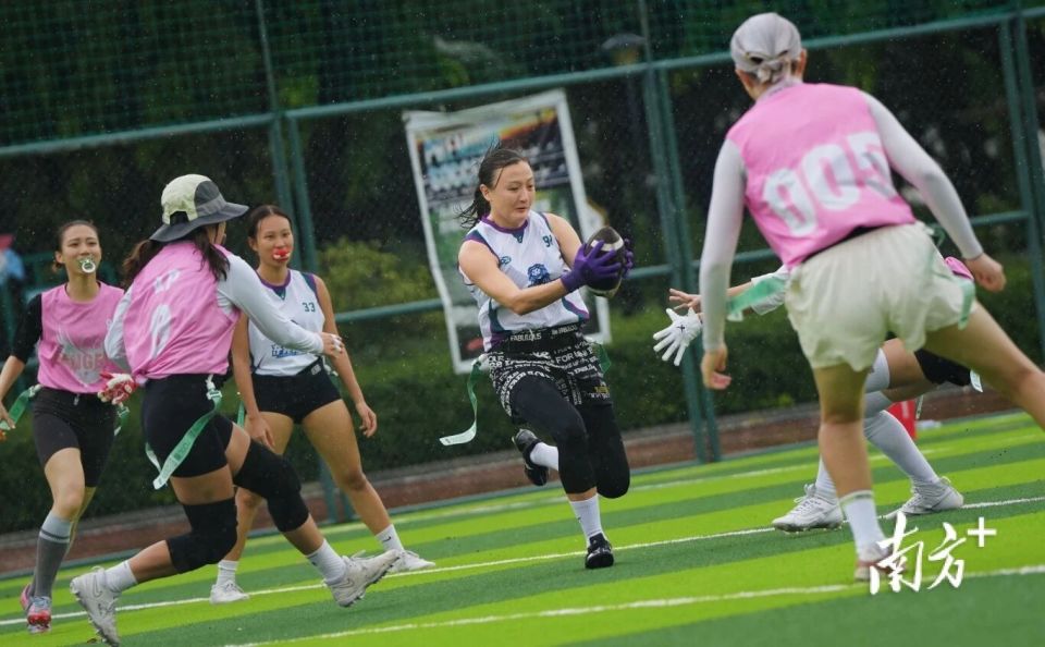 HCXem, 球场上找到, 活穿梭在绿